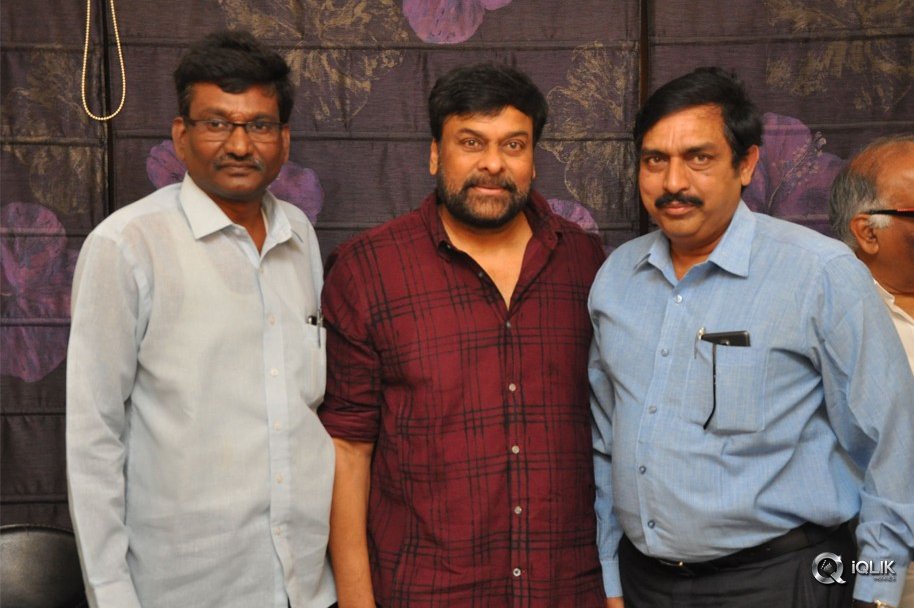 Chiranjeevi-Felicitates-Tholi-Prema-Movie-Team-at-His-Home